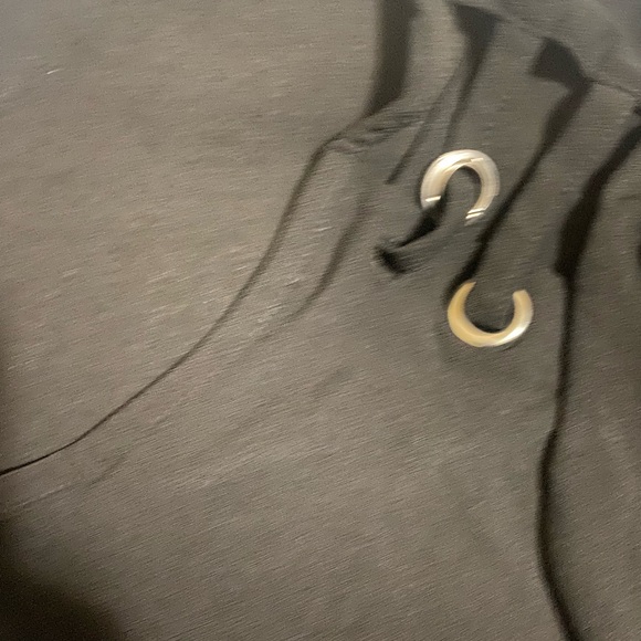 Carmen Marc Valvo shirt sleeve blouse with embellishment on ea side - Picture 4 of 6